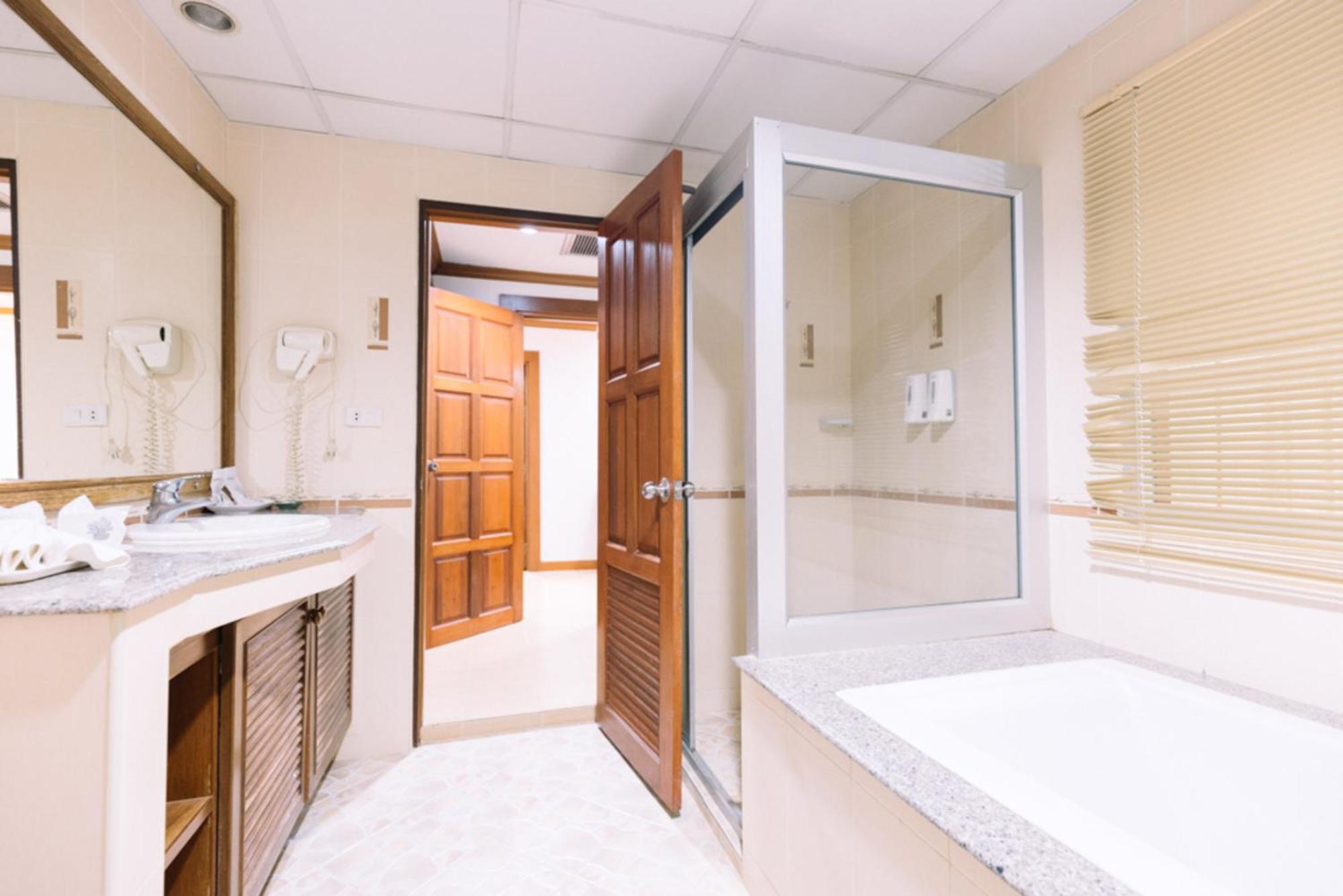 Chumphon Gardens Hotel Bagian luar foto